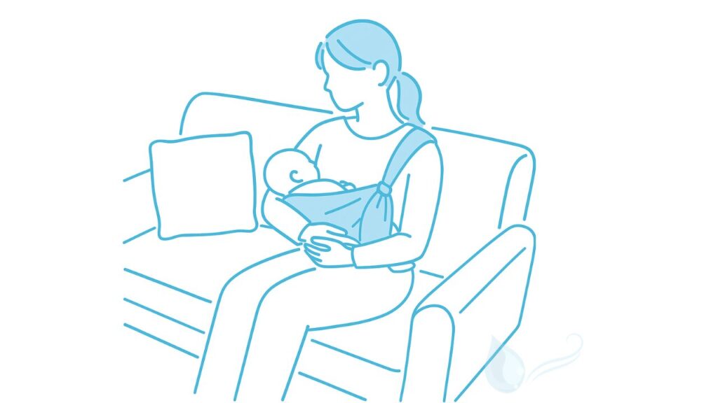 ソファに座った母親が新生児を横向きで抱いているイラスト。横抱きタイプの抱っこ紐を使うおうち時間の様子。
